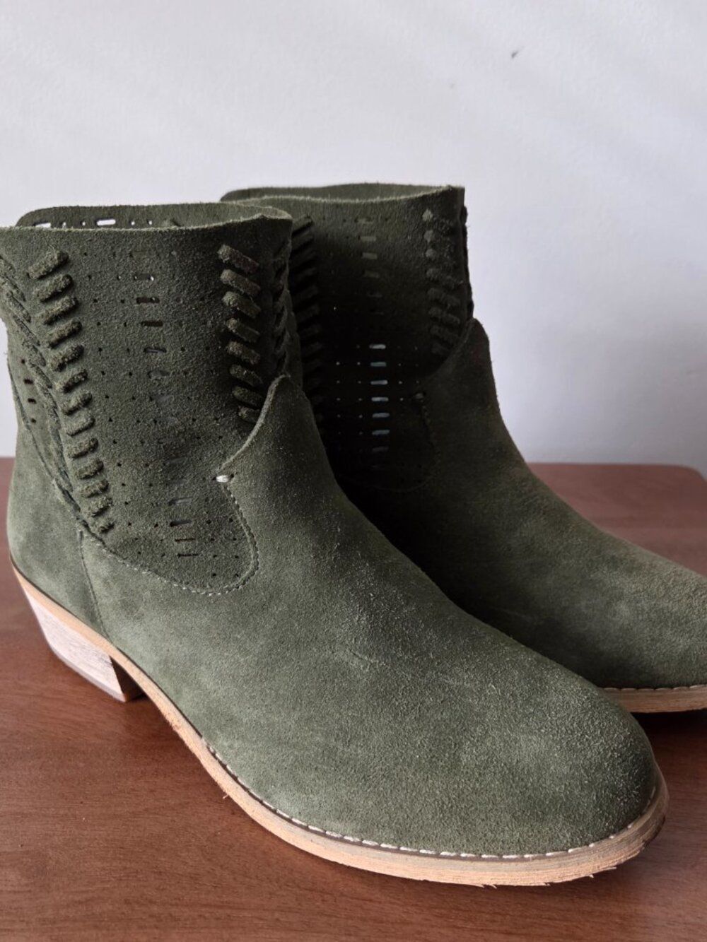 EUC LIKE NEW COLDWATER CREEK GENUINE LEATHER DARK SAGE GREEN BOOTS CUTOUT 7.5 WM